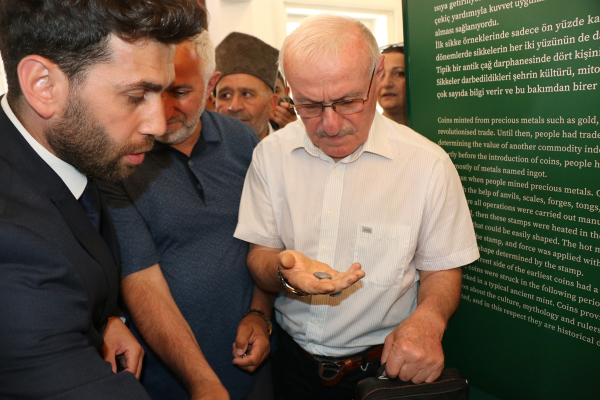 Sakarya'da Adapazarı Ticaret Müzesi törenle açıldı, Türkiye’nin ilk özel bankası olan Adapazarı İslam Ticaret Bankası binası, bugün gerçekleştirilen tören ile Adapazarı Ticaret Müzesi olarak kapılarını açtı. Aslına uygun res