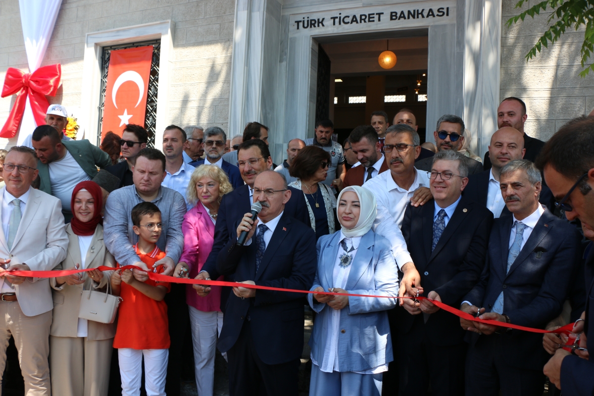 Sakarya'da Adapazarı Ticaret Müzesi törenle açıldı, Türkiye’nin ilk özel bankası olan Adapazarı İslam Ticaret Bankası binası, bugün gerçekleştirilen tören ile Adapazarı Ticaret Müzesi olarak kapılarını açtı. Aslına uygun res