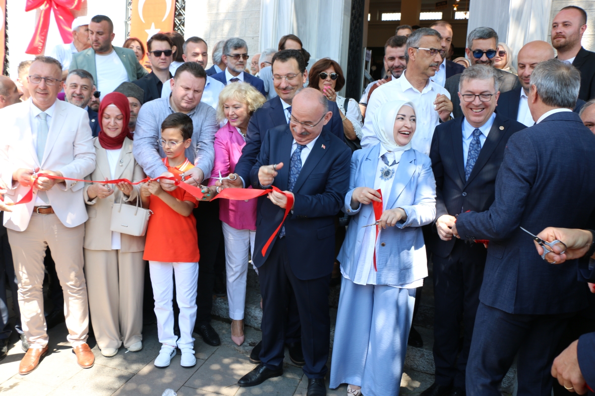 Sakarya'da Adapazarı Ticaret Müzesi törenle açıldı, Türkiye’nin ilk özel bankası olan Adapazarı İslam Ticaret Bankası binası, bugün gerçekleştirilen tören ile Adapazarı Ticaret Müzesi olarak kapılarını açtı. Aslına uygun res