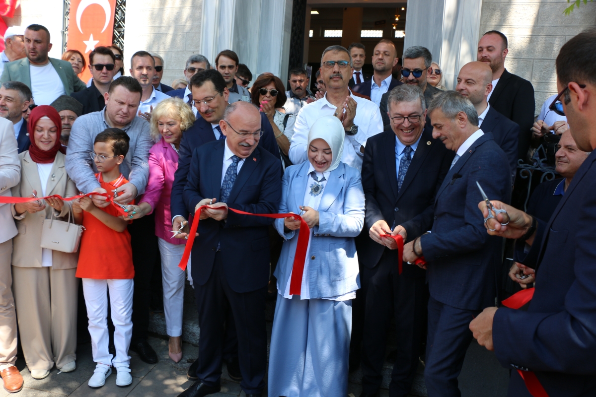 Sakarya'da Adapazarı Ticaret Müzesi törenle açıldı, Türkiye’nin ilk özel bankası olan Adapazarı İslam Ticaret Bankası binası, bugün gerçekleştirilen tören ile Adapazarı Ticaret Müzesi olarak kapılarını açtı. Aslına uygun res
