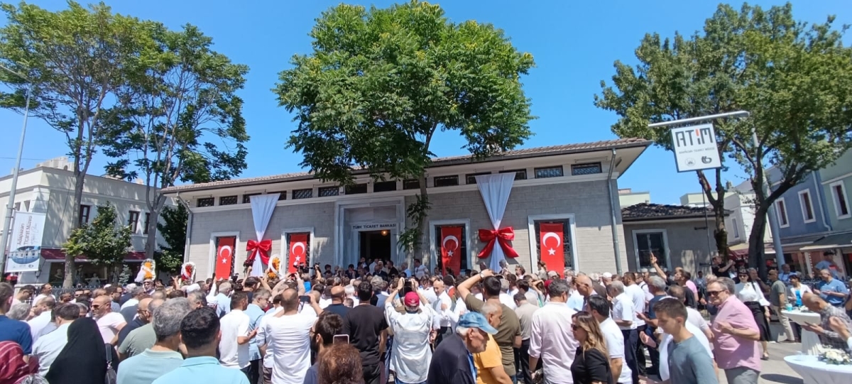 Sakarya'da Adapazarı Ticaret Müzesi törenle açıldı, Türkiye’nin ilk özel bankası olan Adapazarı İslam Ticaret Bankası binası, bugün gerçekleştirilen tören ile Adapazarı Ticaret Müzesi olarak kapılarını açtı. Aslına uygun res