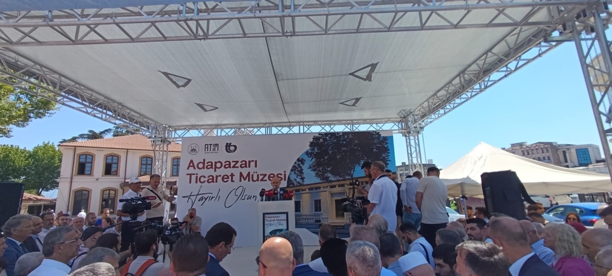 Sakarya'da Adapazarı Ticaret Müzesi törenle açıldı, Türkiye’nin ilk özel bankası olan Adapazarı İslam Ticaret Bankası binası, bugün gerçekleştirilen tören ile Adapazarı Ticaret Müzesi olarak kapılarını açtı. Aslına uygun res