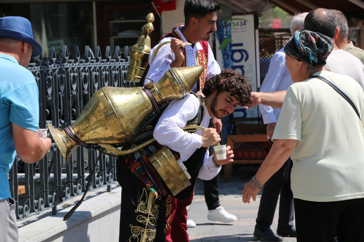Sakarya'da Adapazarı Ticaret Müzesi törenle açıldı, Türkiye’nin ilk özel bankası olan Adapazarı İslam Ticaret Bankası binası, bugün gerçekleştirilen tören ile Adapazarı Ticaret Müzesi olarak kapılarını açtı. Aslına uygun res