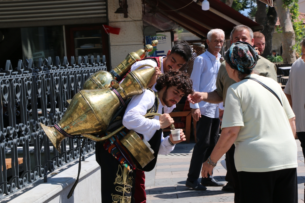 Sakarya'da Adapazarı Ticaret Müzesi törenle açıldı, Türkiye’nin ilk özel bankası olan Adapazarı İslam Ticaret Bankası binası, bugün gerçekleştirilen tören ile Adapazarı Ticaret Müzesi olarak kapılarını açtı. Aslına uygun res