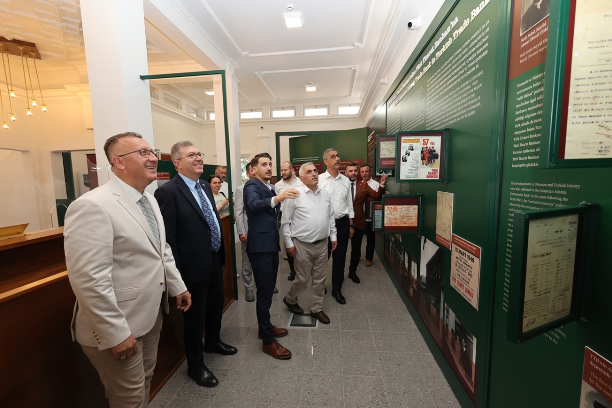 Sakarya'da Adapazarı Ticaret Müzesi törenle açıldı, Türkiye’nin ilk özel bankası olan Adapazarı İslam Ticaret Bankası binası, bugün gerçekleştirilen tören ile Adapazarı Ticaret Müzesi olarak kapılarını açtı. Aslına uygun res