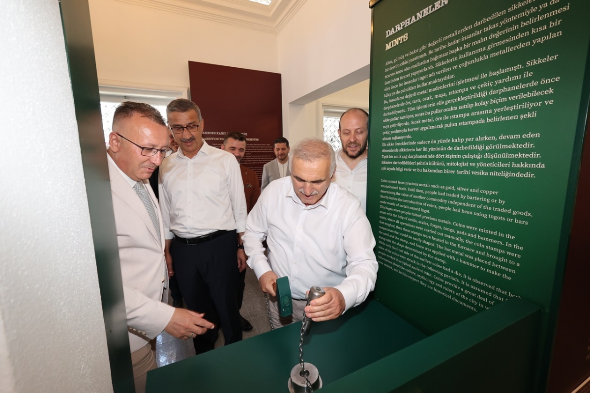 Sakarya'da Adapazarı Ticaret Müzesi törenle açıldı, Türkiye’nin ilk özel bankası olan Adapazarı İslam Ticaret Bankası binası, bugün gerçekleştirilen tören ile Adapazarı Ticaret Müzesi olarak kapılarını açtı. Aslına uygun res