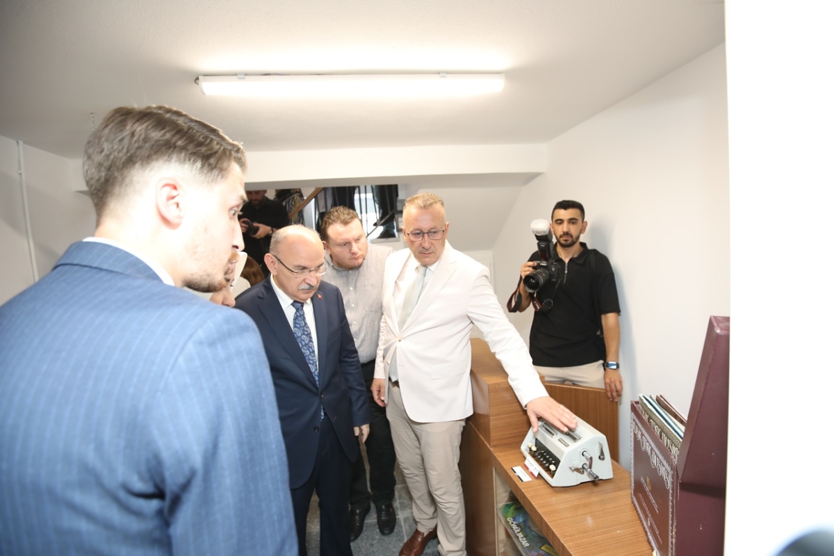 Sakarya'da Adapazarı Ticaret Müzesi törenle açıldı, Türkiye’nin ilk özel bankası olan Adapazarı İslam Ticaret Bankası binası, bugün gerçekleştirilen tören ile Adapazarı Ticaret Müzesi olarak kapılarını açtı. Aslına uygun res