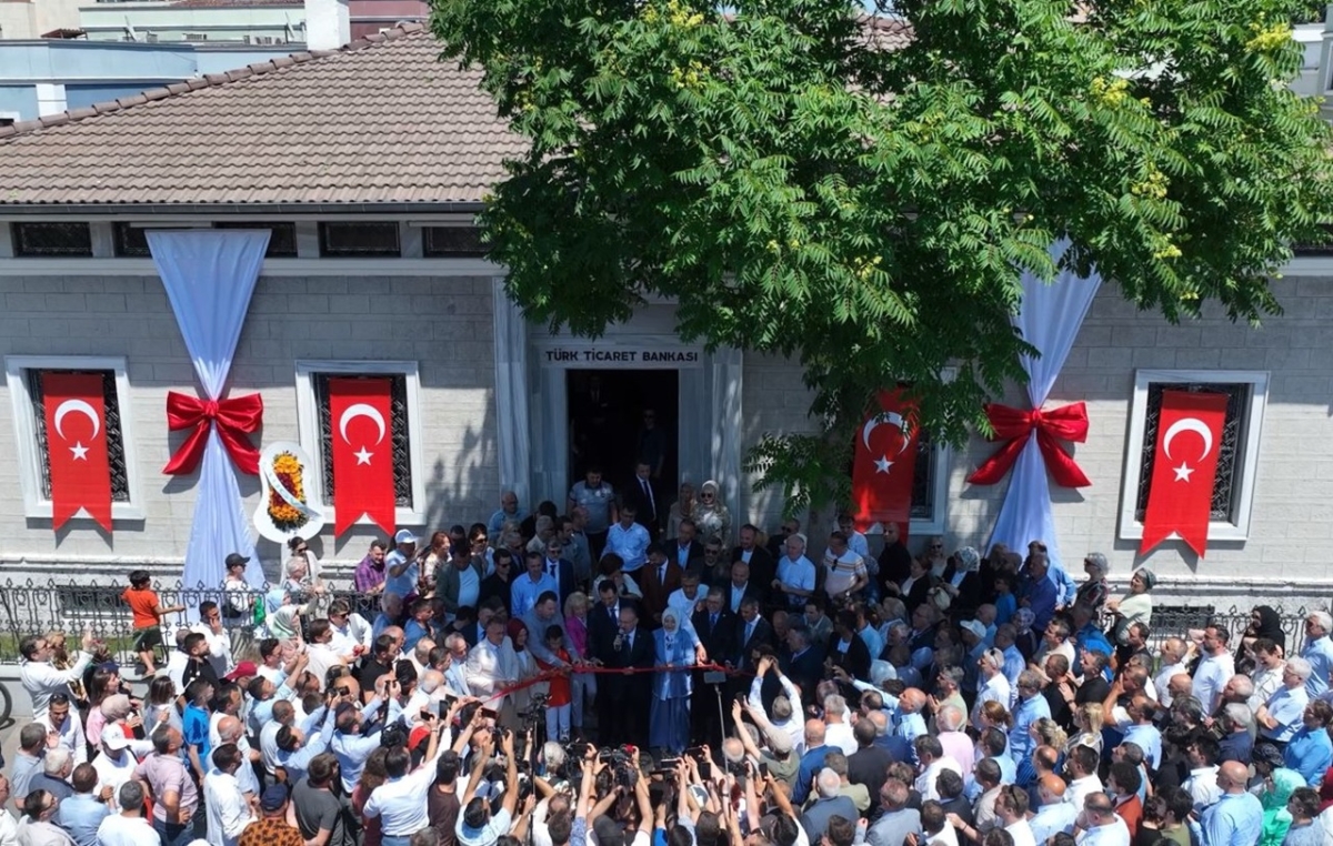 Sakarya'da Adapazarı Ticaret Müzesi törenle açıldı, Türkiye’nin ilk özel bankası olan Adapazarı İslam Ticaret Bankası binası, bugün gerçekleştirilen tören ile Adapazarı Ticaret Müzesi olarak kapılarını açtı. Aslına uygun res