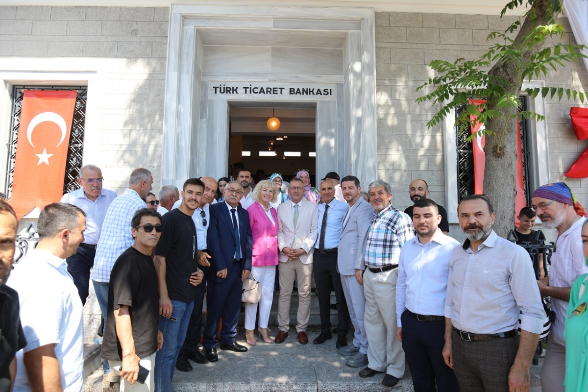 Sakarya'da Adapazarı Ticaret Müzesi törenle açıldı, Türkiye’nin ilk özel bankası olan Adapazarı İslam Ticaret Bankası binası, bugün gerçekleştirilen tören ile Adapazarı Ticaret Müzesi olarak kapılarını açtı. Aslına uygun res