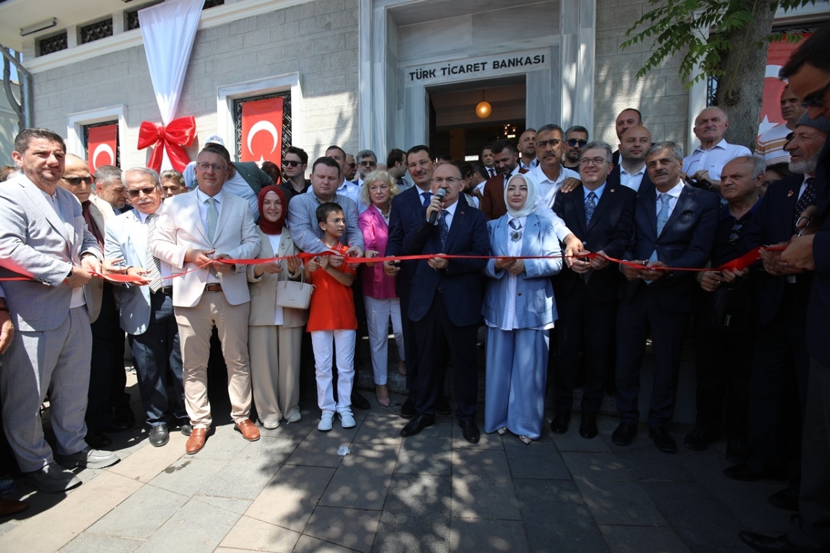 Sakarya'da Adapazarı Ticaret Müzesi törenle açıldı, Türkiye’nin ilk özel bankası olan Adapazarı İslam Ticaret Bankası binası, bugün gerçekleştirilen tören ile Adapazarı Ticaret Müzesi olarak kapılarını açtı. Aslına uygun res