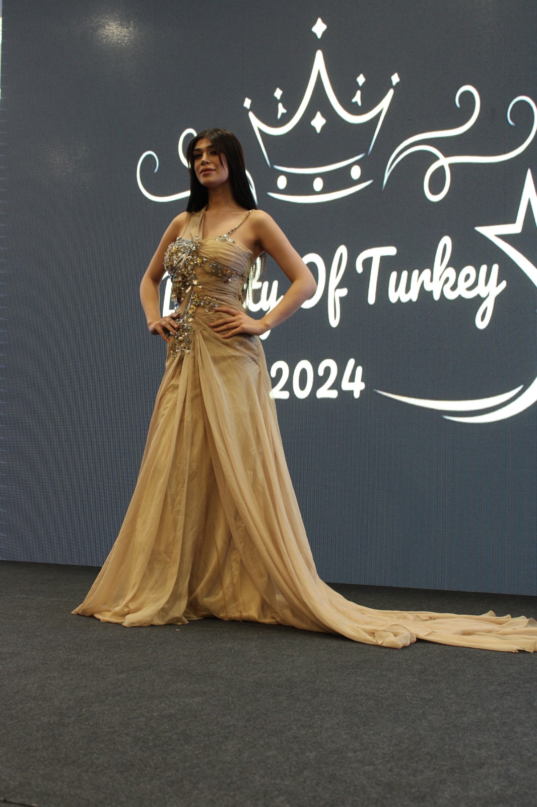 Beauty of Turkey Yarışması’nda final heyecanı Ankara Hilton İn Garden Hotel’de muhteşem bir gecede gerçekleşti… Beauty of Turkey Kraliçesi Yaren ( GÜNÜN ÖNE ÇIKAN FOTOĞRAFLARI )