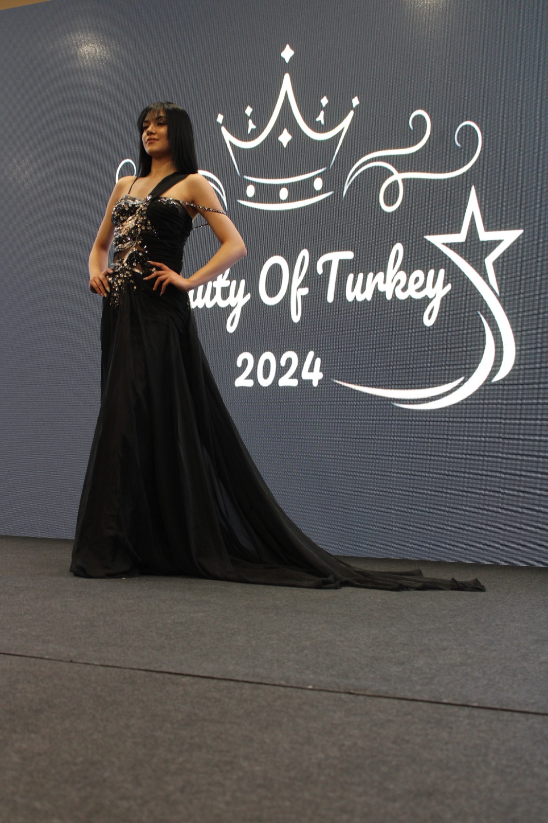 Beauty of Turkey Yarışması’nda final heyecanı Ankara Hilton İn Garden Hotel’de muhteşem bir gecede gerçekleşti… Beauty of Turkey Kraliçesi Yaren ( GÜNÜN ÖNE ÇIKAN FOTOĞRAFLARI )