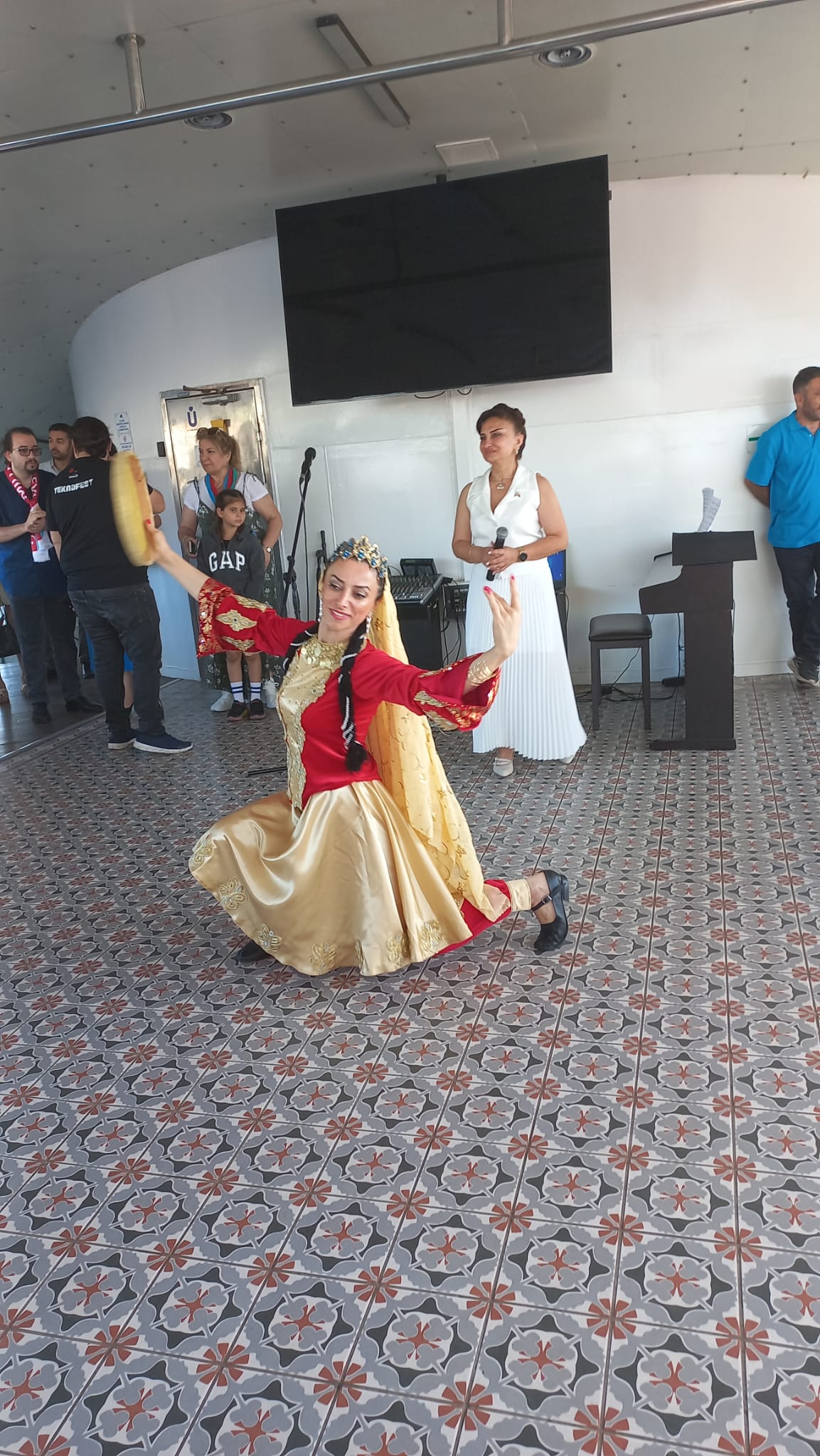 Harı Bülbül Azerbaycan Vizyon Tiyatro Derneği ve Tek Hedefim Eğitim Derneği'nin iş birliği ile gerçekleşen,