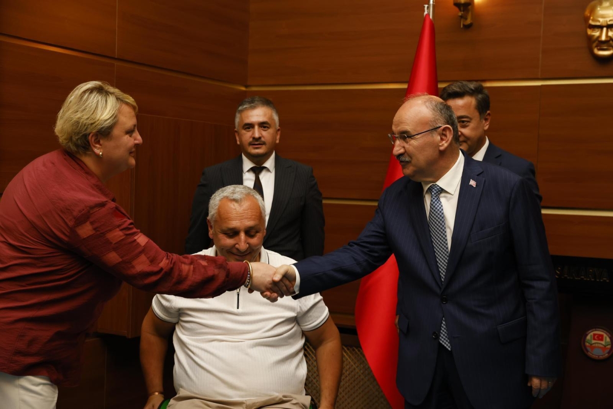 Sakarya Duzceliler Dernegi’nden Sakarya Valisi Yaşar Karadeniz’e Ziyaret. ( İŞTE GÜNÜN ÖNE ÇIKAN FOTOĞRAF KARELERİ )