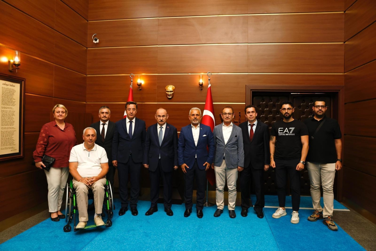 Sakarya Duzceliler Dernegi’nden Sakarya Valisi Yaşar Karadeniz’e Ziyaret. ( İŞTE GÜNÜN ÖNE ÇIKAN FOTOĞRAF KARELERİ )