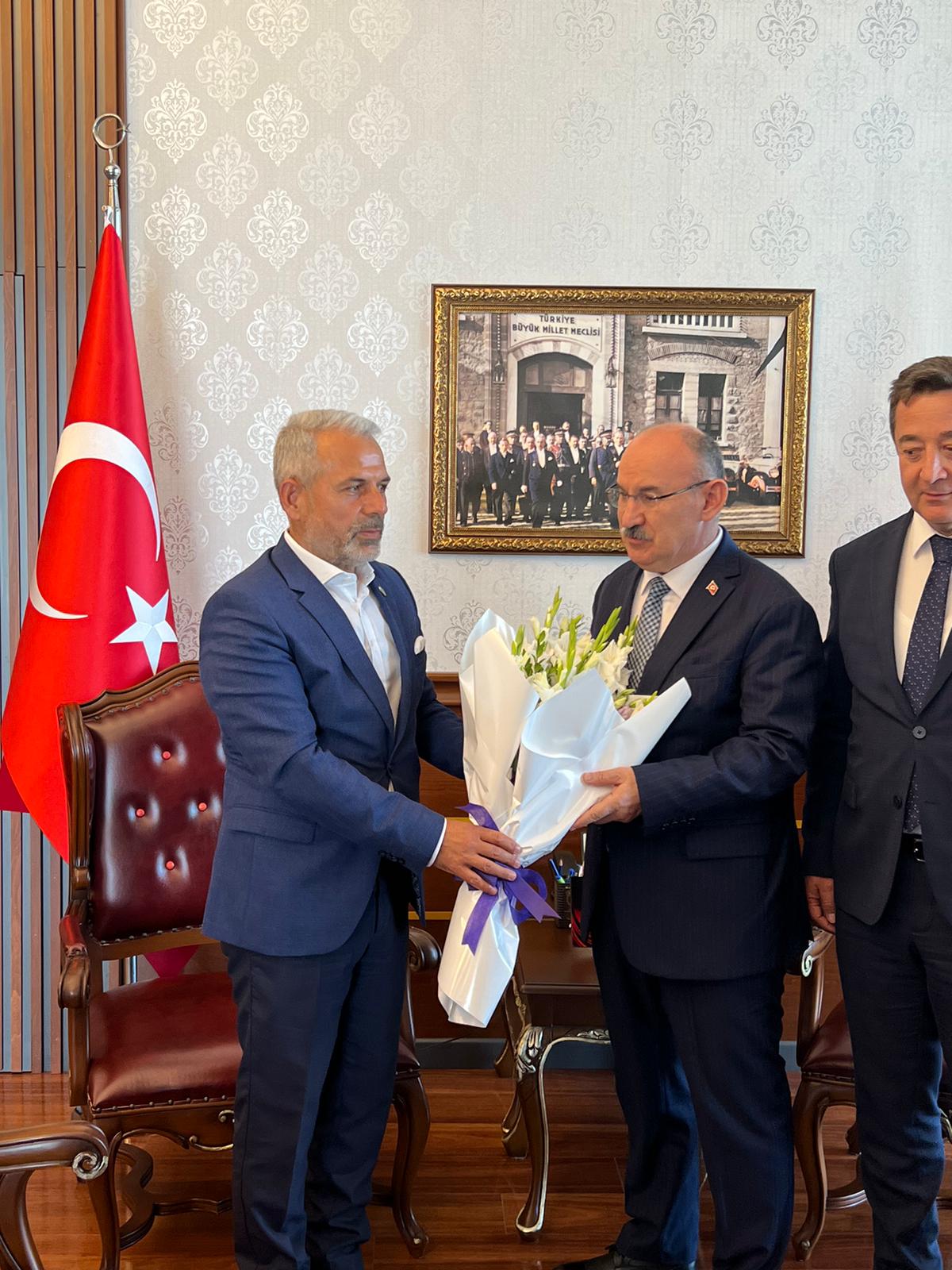 Sakarya Duzceliler Dernegi’nden Sakarya Valisi Yaşar Karadeniz’e Ziyaret. ( İŞTE GÜNÜN ÖNE ÇIKAN FOTOĞRAF KARELERİ )