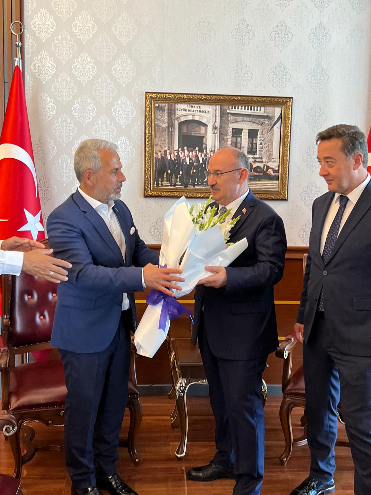 Sakarya Duzceliler Dernegi’nden Sakarya Valisi Yaşar Karadeniz’e Ziyaret. ( İŞTE GÜNÜN ÖNE ÇIKAN FOTOĞRAF KARELERİ )