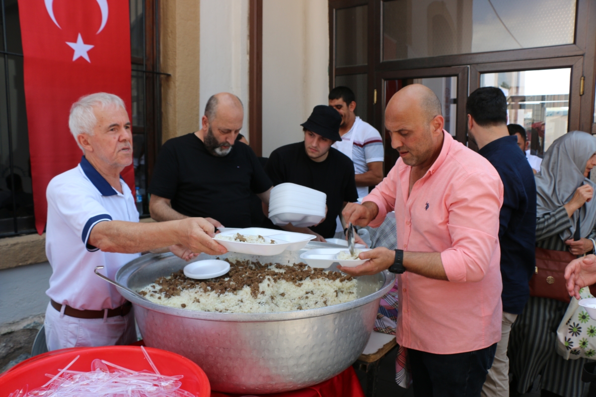 Eski TBMM Başkanı, Türkiye'nin 27. ve son başbakanı Binali Yıldırım Orhan Camii'nde 15 Temmuz Şehitleri İçin Helva Dağıttı İŞTE GÜNÜN ÖNE ÇIKAN FOTOĞRAFLARI