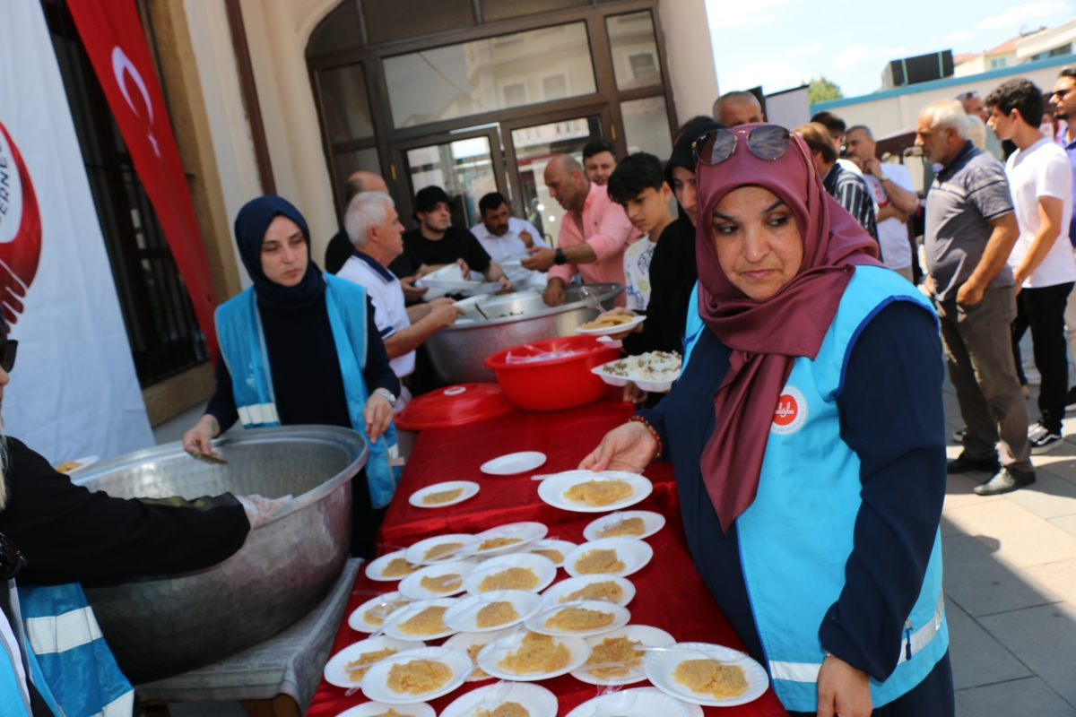 Eski TBMM Başkanı, Türkiye'nin 27. ve son başbakanı Binali Yıldırım Orhan Camii'nde 15 Temmuz Şehitleri İçin Helva Dağıttı İŞTE GÜNÜN ÖNE ÇIKAN FOTOĞRAFLARI