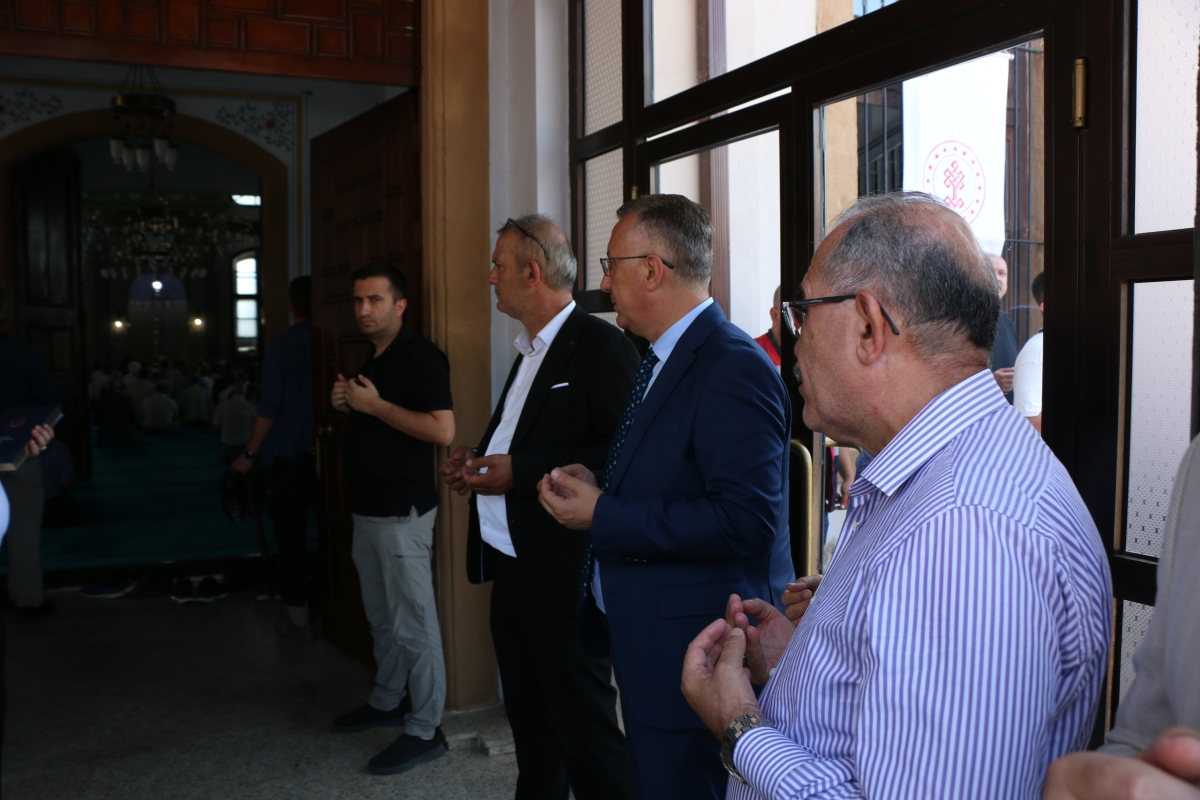 Eski TBMM Başkanı, Türkiye'nin 27. ve son başbakanı Binali Yıldırım Orhan Camii'nde 15 Temmuz Şehitleri İçin Helva Dağıttı İŞTE GÜNÜN ÖNE ÇIKAN FOTOĞRAFLARI