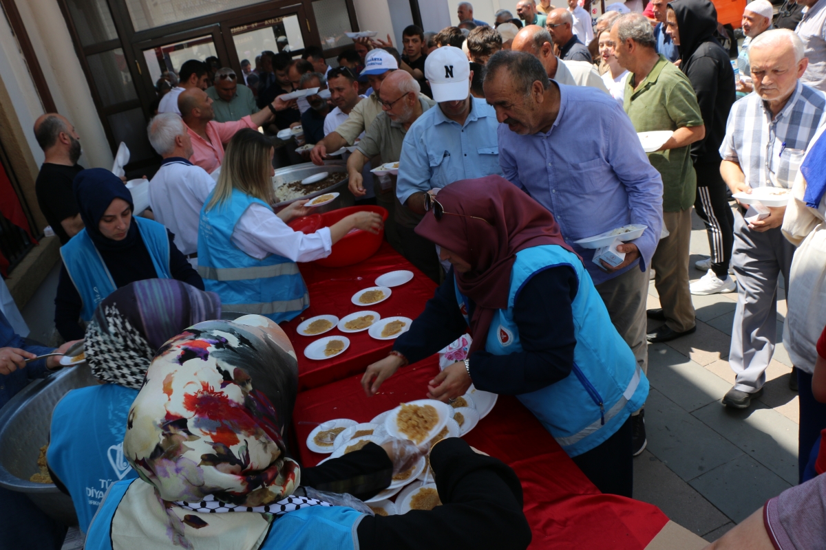 Eski TBMM Başkanı, Türkiye'nin 27. ve son başbakanı Binali Yıldırım Orhan Camii'nde 15 Temmuz Şehitleri İçin Helva Dağıttı İŞTE GÜNÜN ÖNE ÇIKAN FOTOĞRAFLARI