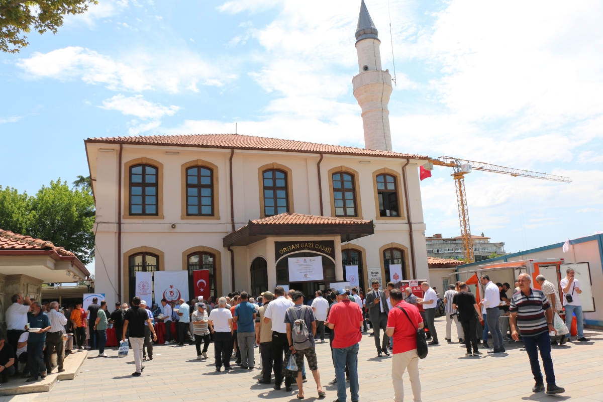 Eski TBMM Başkanı, Türkiye'nin 27. ve son başbakanı Binali Yıldırım Orhan Camii'nde 15 Temmuz Şehitleri İçin Helva Dağıttı İŞTE GÜNÜN ÖNE ÇIKAN FOTOĞRAFLARI