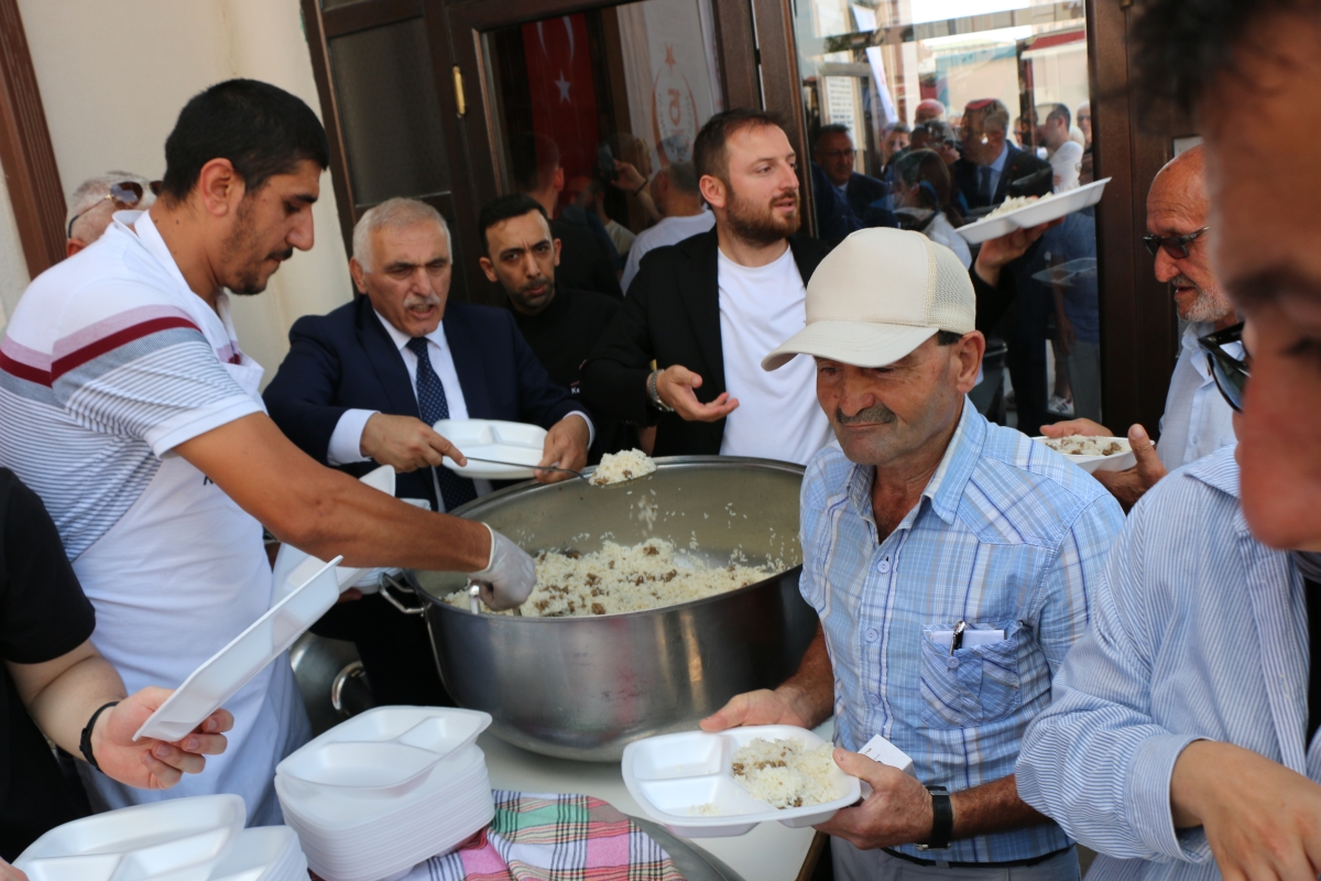 Eski TBMM Başkanı, Türkiye'nin 27. ve son başbakanı Binali Yıldırım Orhan Camii'nde 15 Temmuz Şehitleri İçin Helva Dağıttı İŞTE GÜNÜN ÖNE ÇIKAN FOTOĞRAFLARI