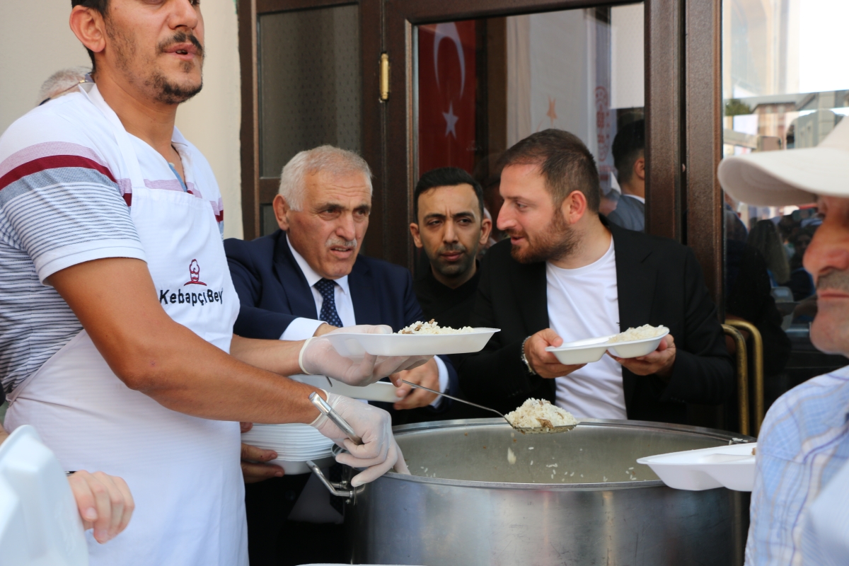 Eski TBMM Başkanı, Türkiye'nin 27. ve son başbakanı Binali Yıldırım Orhan Camii'nde 15 Temmuz Şehitleri İçin Helva Dağıttı İŞTE GÜNÜN ÖNE ÇIKAN FOTOĞRAFLARI