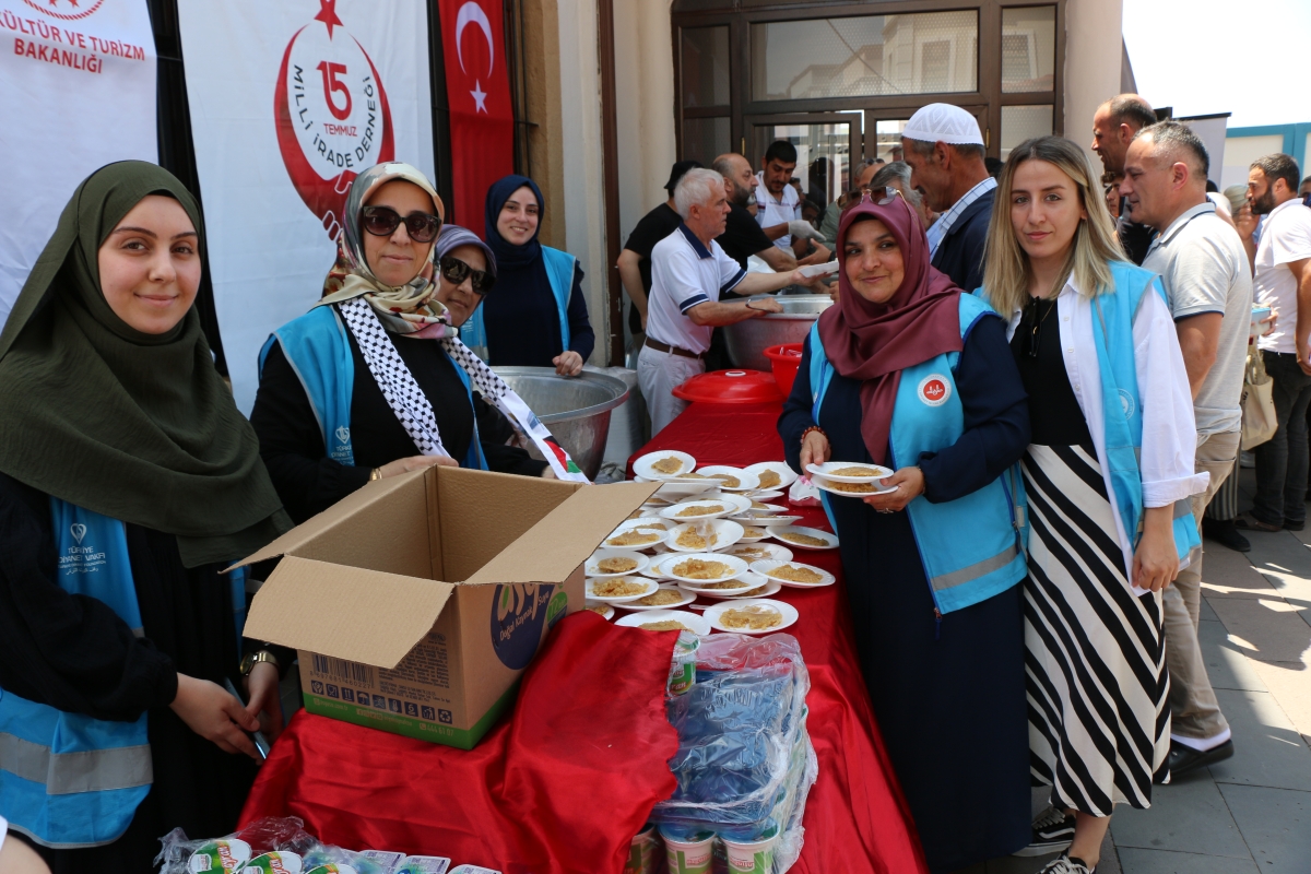 Eski TBMM Başkanı, Türkiye'nin 27. ve son başbakanı Binali Yıldırım Orhan Camii'nde 15 Temmuz Şehitleri İçin Helva Dağıttı İŞTE GÜNÜN ÖNE ÇIKAN FOTOĞRAFLARI