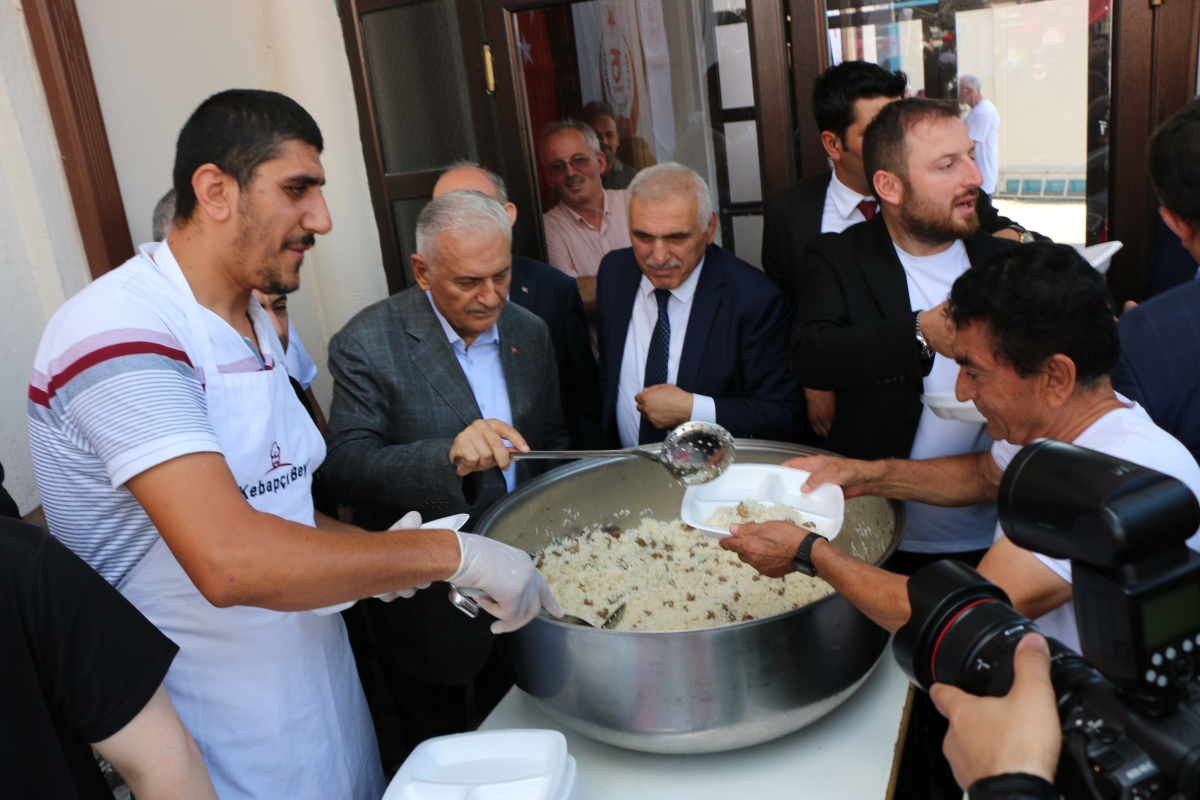 Eski TBMM Başkanı, Türkiye'nin 27. ve son başbakanı Binali Yıldırım Orhan Camii'nde 15 Temmuz Şehitleri İçin Helva Dağıttı İŞTE GÜNÜN ÖNE ÇIKAN FOTOĞRAFLARI