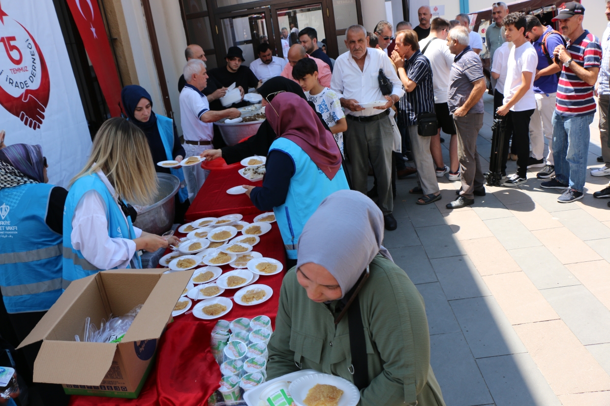 Eski TBMM Başkanı, Türkiye'nin 27. ve son başbakanı Binali Yıldırım Orhan Camii'nde 15 Temmuz Şehitleri İçin Helva Dağıttı İŞTE GÜNÜN ÖNE ÇIKAN FOTOĞRAFLARI