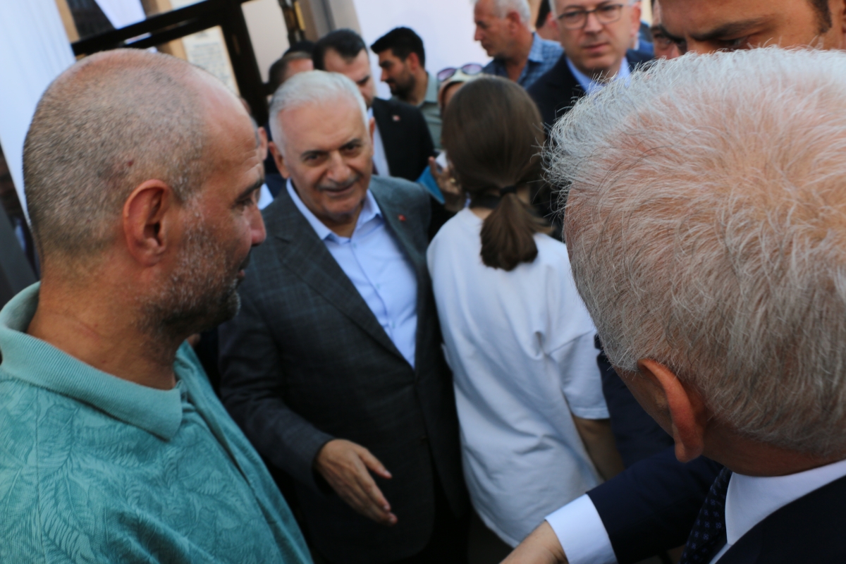 Eski TBMM Başkanı, Türkiye'nin 27. ve son başbakanı Binali Yıldırım Orhan Camii'nde 15 Temmuz Şehitleri İçin Helva Dağıttı İŞTE GÜNÜN ÖNE ÇIKAN FOTOĞRAFLARI