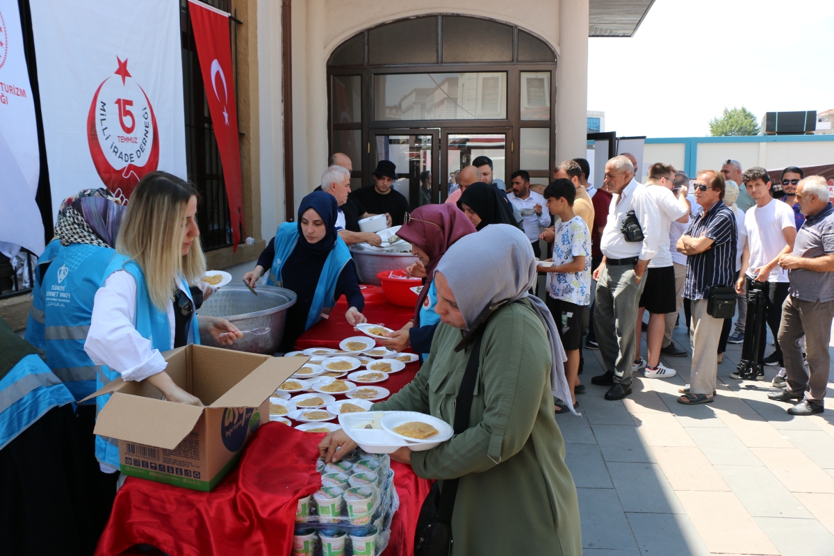 Eski TBMM Başkanı, Türkiye'nin 27. ve son başbakanı Binali Yıldırım Orhan Camii'nde 15 Temmuz Şehitleri İçin Helva Dağıttı İŞTE GÜNÜN ÖNE ÇIKAN FOTOĞRAFLARI