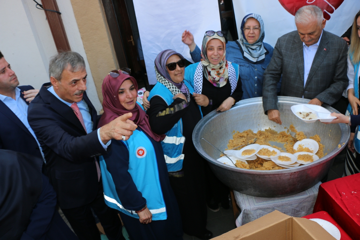 Eski TBMM Başkanı, Türkiye'nin 27. ve son başbakanı Binali Yıldırım Orhan Camii'nde 15 Temmuz Şehitleri İçin Helva Dağıttı İŞTE GÜNÜN ÖNE ÇIKAN FOTOĞRAFLARI