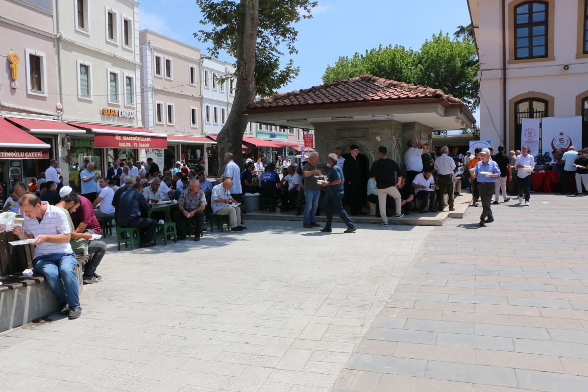 Eski TBMM Başkanı, Türkiye'nin 27. ve son başbakanı Binali Yıldırım Orhan Camii'nde 15 Temmuz Şehitleri İçin Helva Dağıttı İŞTE GÜNÜN ÖNE ÇIKAN FOTOĞRAFLARI