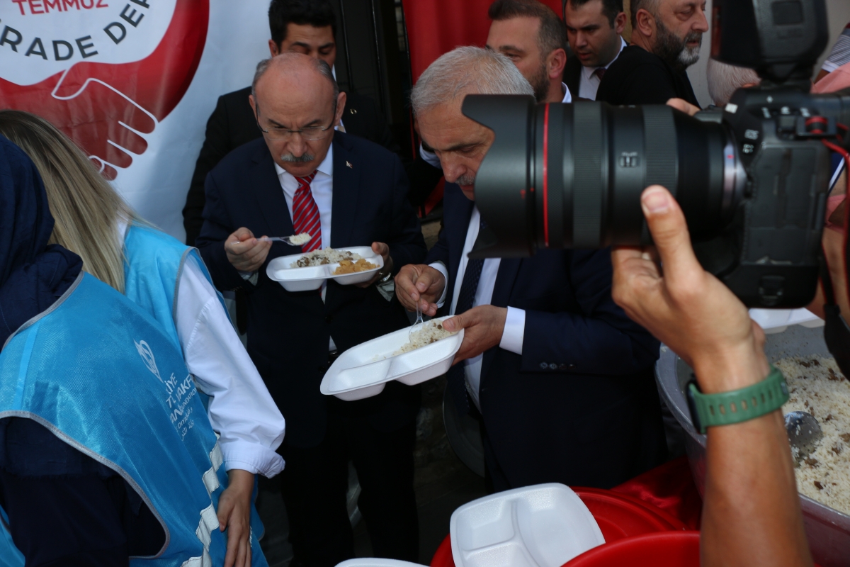 Eski TBMM Başkanı, Türkiye'nin 27. ve son başbakanı Binali Yıldırım Orhan Camii'nde 15 Temmuz Şehitleri İçin Helva Dağıttı İŞTE GÜNÜN ÖNE ÇIKAN FOTOĞRAFLARI