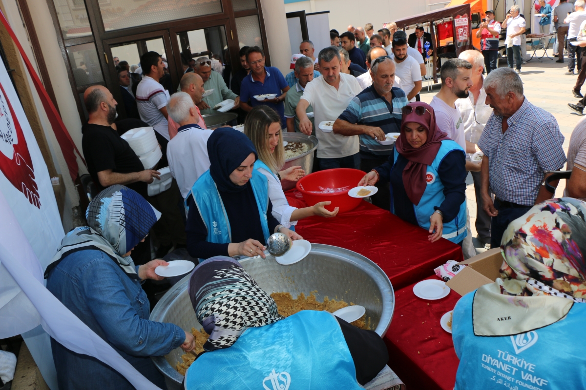 Eski TBMM Başkanı, Türkiye'nin 27. ve son başbakanı Binali Yıldırım Orhan Camii'nde 15 Temmuz Şehitleri İçin Helva Dağıttı İŞTE GÜNÜN ÖNE ÇIKAN FOTOĞRAFLARI