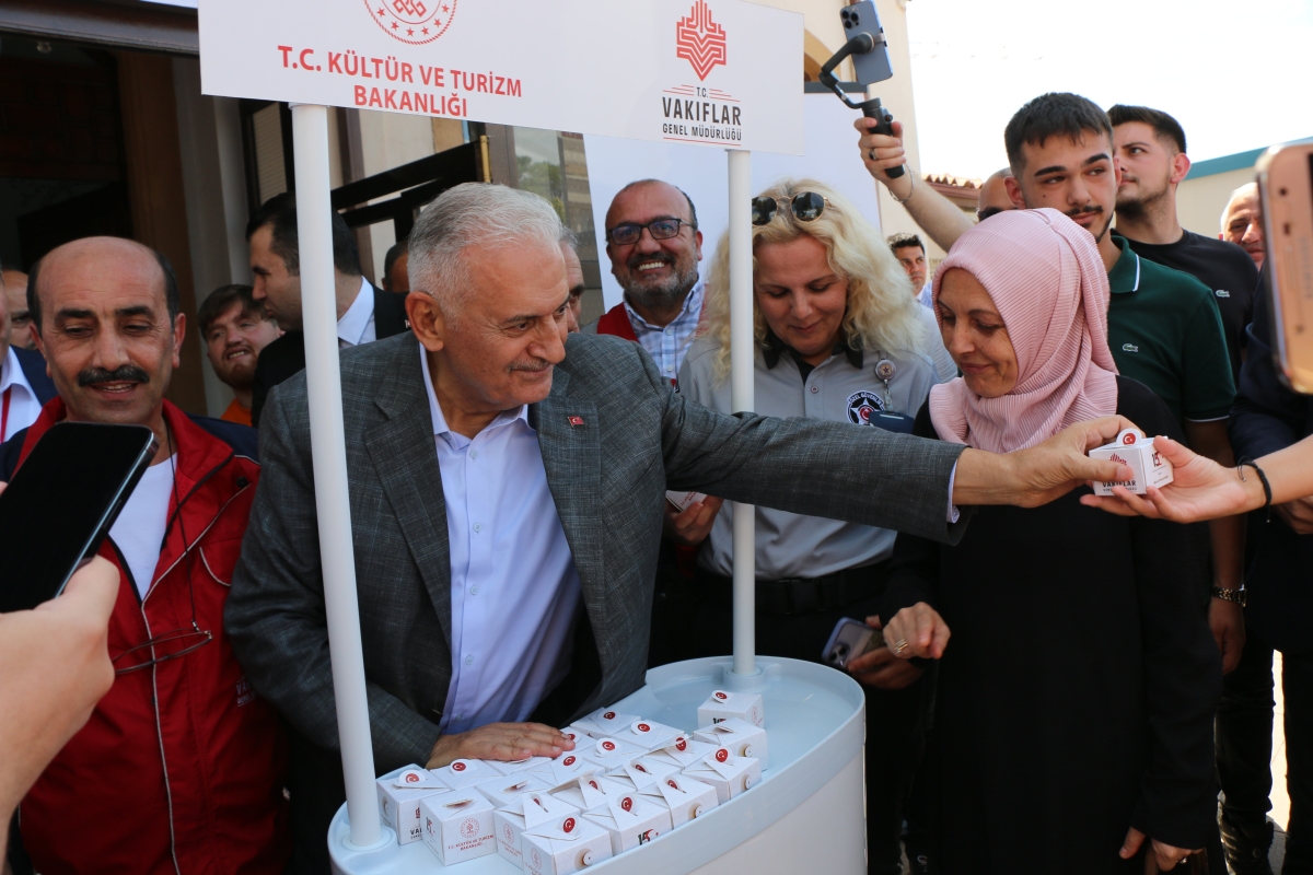 Eski TBMM Başkanı, Türkiye'nin 27. ve son başbakanı Binali Yıldırım Orhan Camii'nde 15 Temmuz Şehitleri İçin Helva Dağıttı İŞTE GÜNÜN ÖNE ÇIKAN FOTOĞRAFLARI