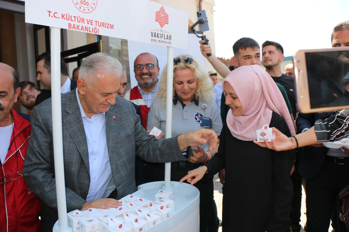 Eski TBMM Başkanı, Türkiye'nin 27. ve son başbakanı Binali Yıldırım Orhan Camii'nde 15 Temmuz Şehitleri İçin Helva Dağıttı İŞTE GÜNÜN ÖNE ÇIKAN FOTOĞRAFLARI