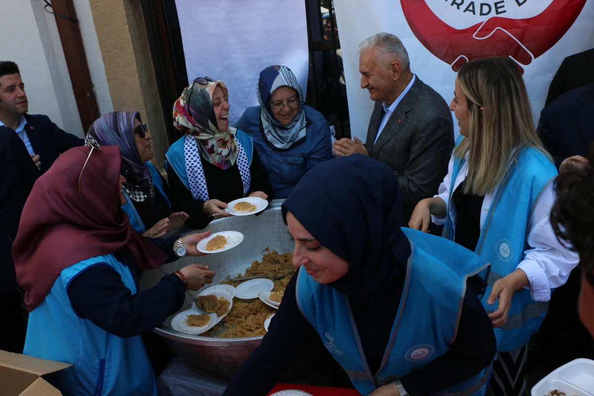 Eski TBMM Başkanı, Türkiye'nin 27. ve son başbakanı Binali Yıldırım Orhan Camii'nde 15 Temmuz Şehitleri İçin Helva Dağıttı İŞTE GÜNÜN ÖNE ÇIKAN FOTOĞRAFLARI