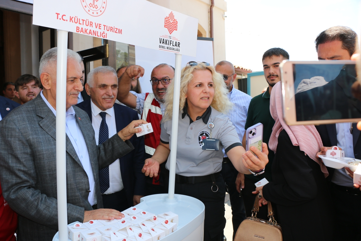 Eski TBMM Başkanı, Türkiye'nin 27. ve son başbakanı Binali Yıldırım Orhan Camii'nde 15 Temmuz Şehitleri İçin Helva Dağıttı İŞTE GÜNÜN ÖNE ÇIKAN FOTOĞRAFLARI