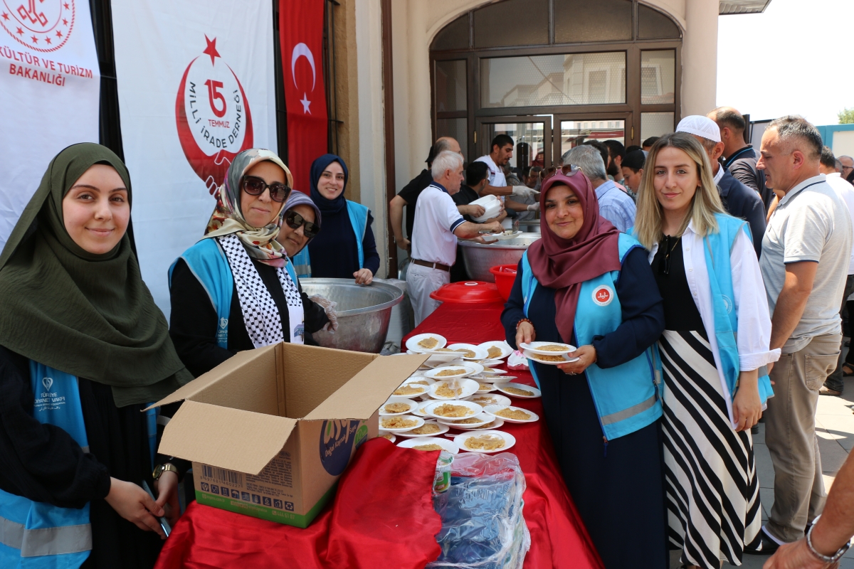 Eski TBMM Başkanı, Türkiye'nin 27. ve son başbakanı Binali Yıldırım Orhan Camii'nde 15 Temmuz Şehitleri İçin Helva Dağıttı İŞTE GÜNÜN ÖNE ÇIKAN FOTOĞRAFLARI