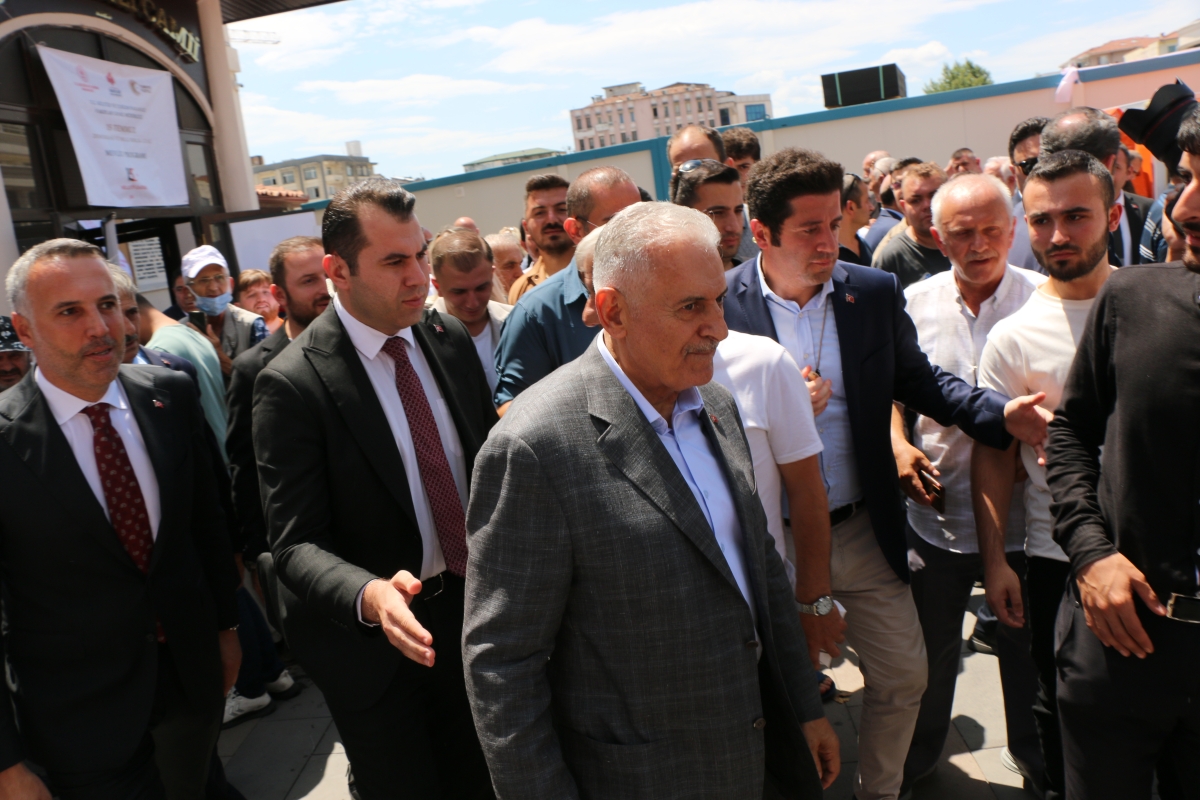 Eski TBMM Başkanı, Türkiye'nin 27. ve son başbakanı Binali Yıldırım Orhan Camii'nde 15 Temmuz Şehitleri İçin Helva Dağıttı İŞTE GÜNÜN ÖNE ÇIKAN FOTOĞRAFLARI