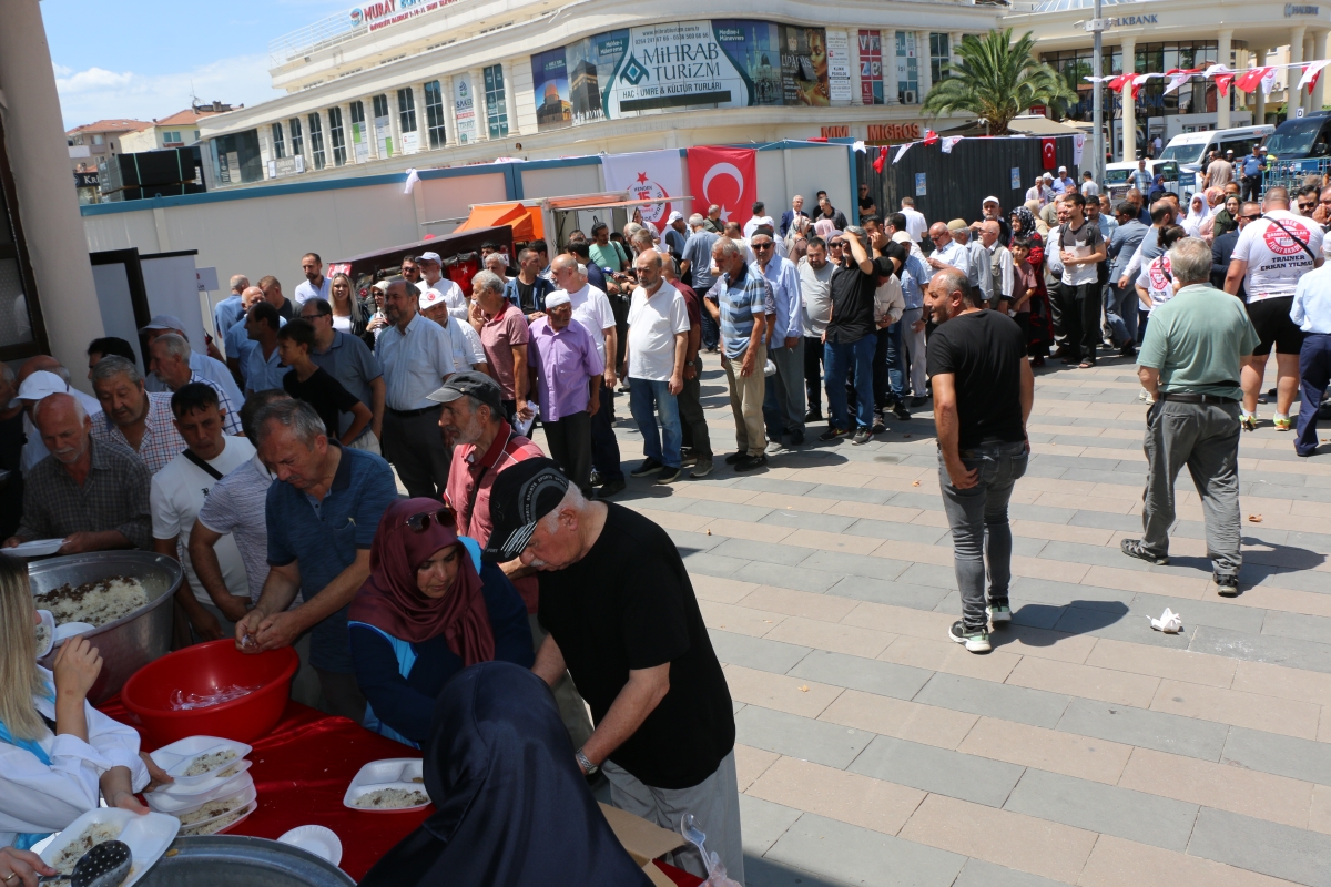 Eski TBMM Başkanı, Türkiye'nin 27. ve son başbakanı Binali Yıldırım Orhan Camii'nde 15 Temmuz Şehitleri İçin Helva Dağıttı İŞTE GÜNÜN ÖNE ÇIKAN FOTOĞRAFLARI