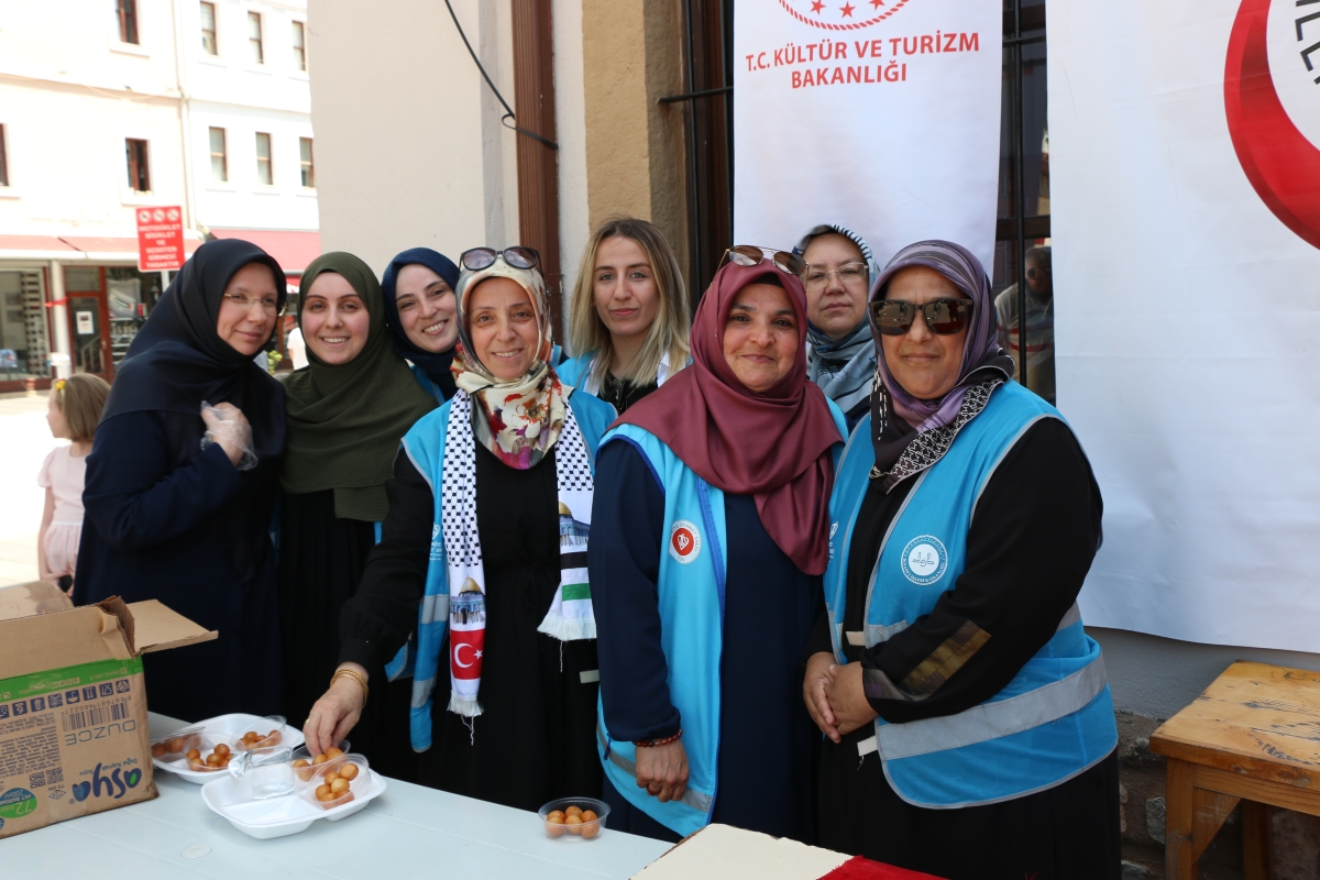 Eski TBMM Başkanı, Türkiye'nin 27. ve son başbakanı Binali Yıldırım Orhan Camii'nde 15 Temmuz Şehitleri İçin Helva Dağıttı İŞTE GÜNÜN ÖNE ÇIKAN FOTOĞRAFLARI