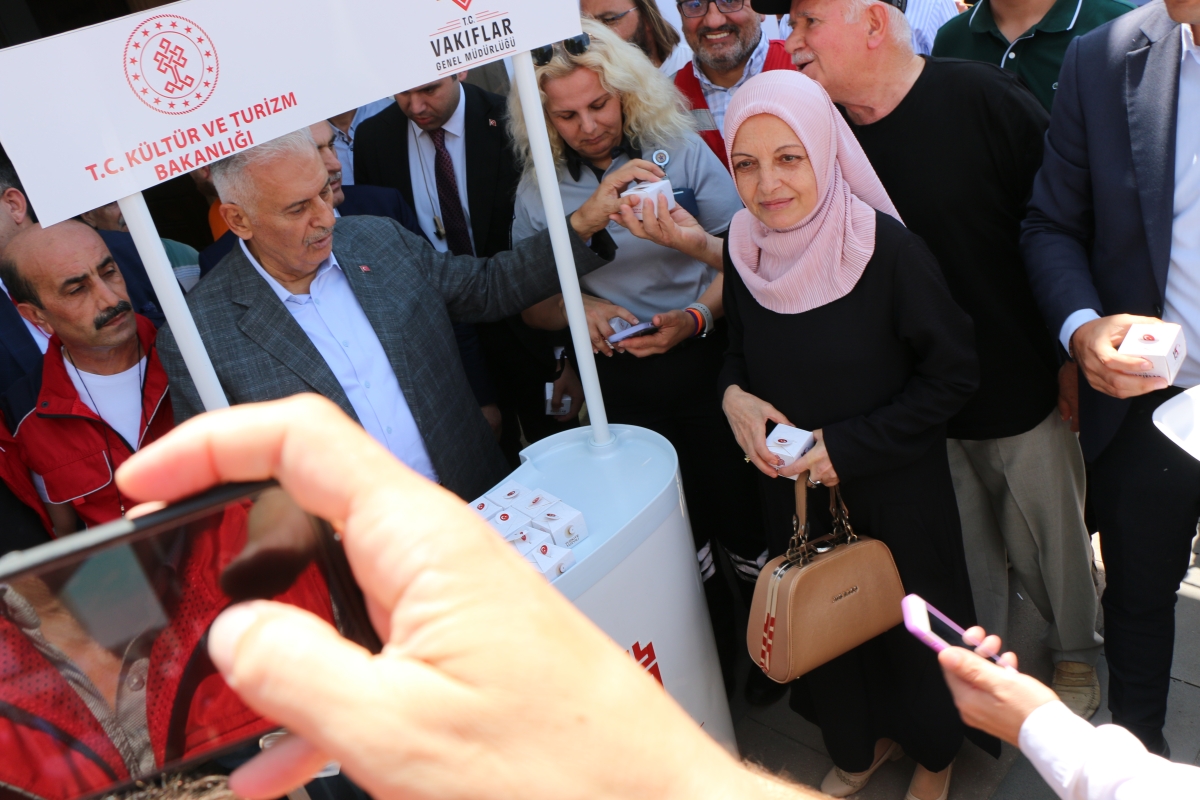 Eski TBMM Başkanı, Türkiye'nin 27. ve son başbakanı Binali Yıldırım Orhan Camii'nde 15 Temmuz Şehitleri İçin Helva Dağıttı İŞTE GÜNÜN ÖNE ÇIKAN FOTOĞRAFLARI