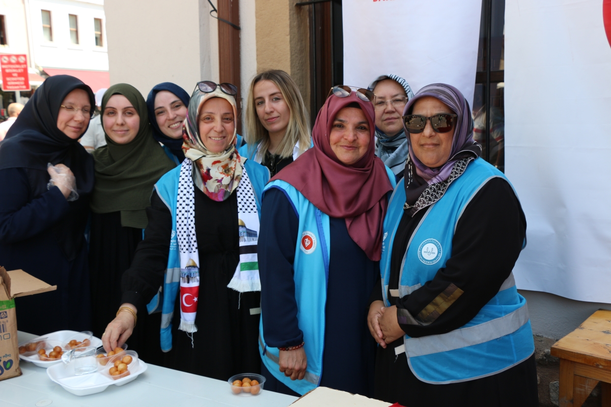 Eski TBMM Başkanı, Türkiye'nin 27. ve son başbakanı Binali Yıldırım Orhan Camii'nde 15 Temmuz Şehitleri İçin Helva Dağıttı İŞTE GÜNÜN ÖNE ÇIKAN FOTOĞRAFLARI