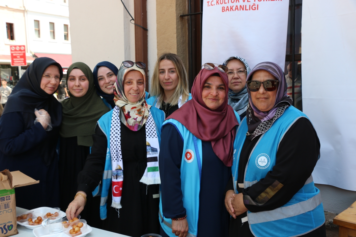 Eski TBMM Başkanı, Türkiye'nin 27. ve son başbakanı Binali Yıldırım Orhan Camii'nde 15 Temmuz Şehitleri İçin Helva Dağıttı İŞTE GÜNÜN ÖNE ÇIKAN FOTOĞRAFLARI