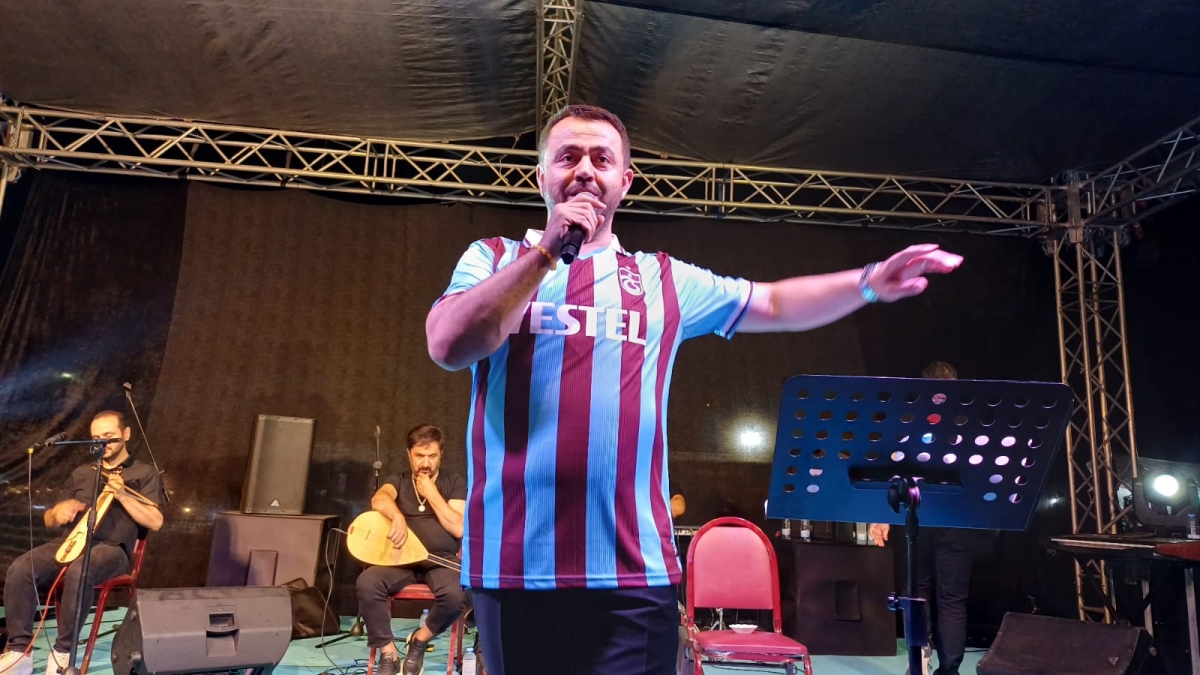 Karadeniz müziğinin güçlü sesi Şükrü Güler, 37. Geleneksel Yazlık Kadırga Şenlikleri'nde coşturdu