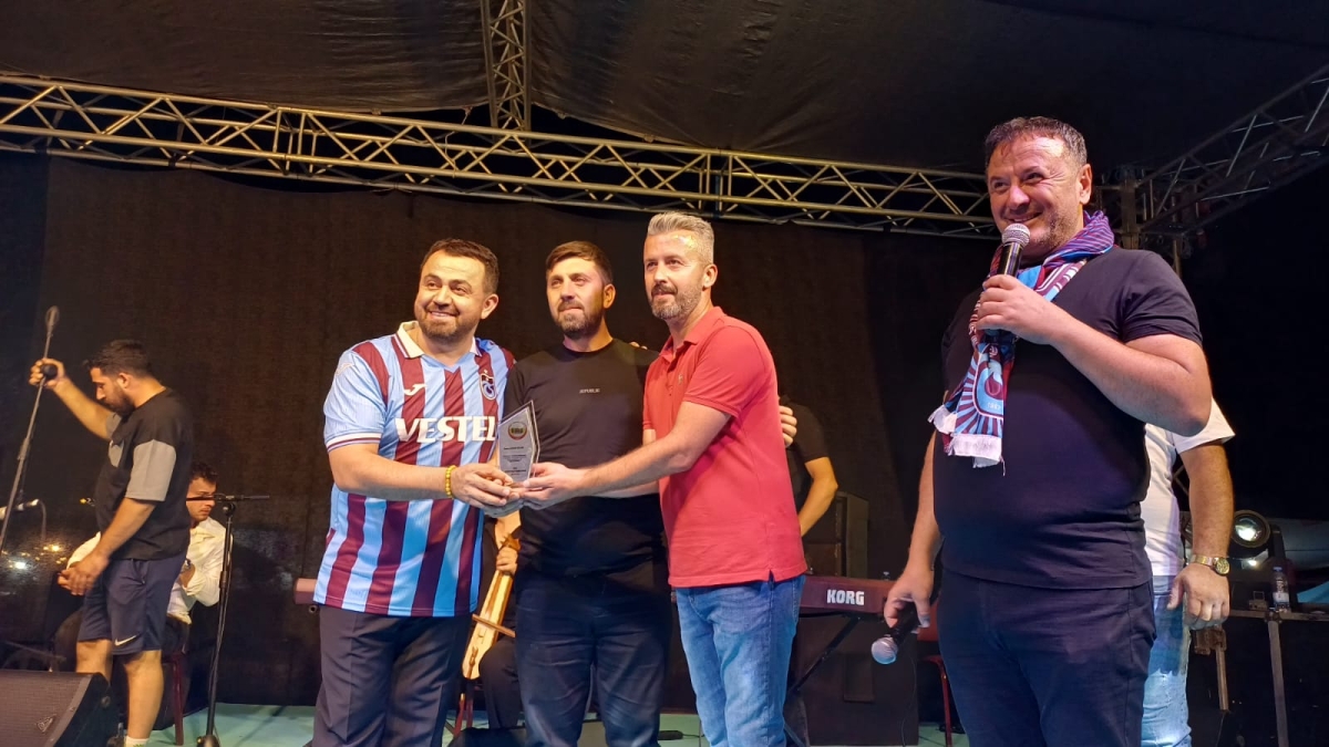 Karadeniz müziğinin güçlü sesi Şükrü Güler, 37. Geleneksel Yazlık Kadırga Şenlikleri'nde coşturdu